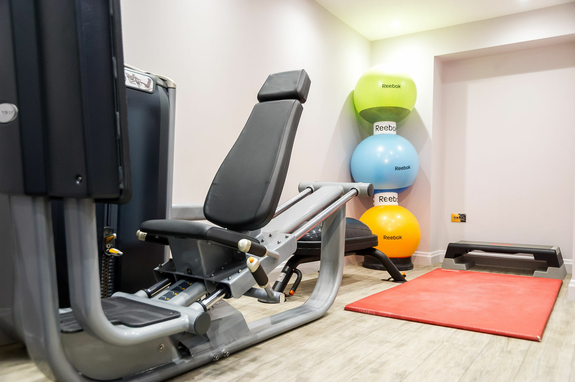 Grand Jersey Hotel And Spa Saint Helier Jersey Εξωτερικό φωτογραφία A leg press machine